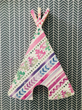 Load image into Gallery viewer, Fiver Friday 15cm wooden decor